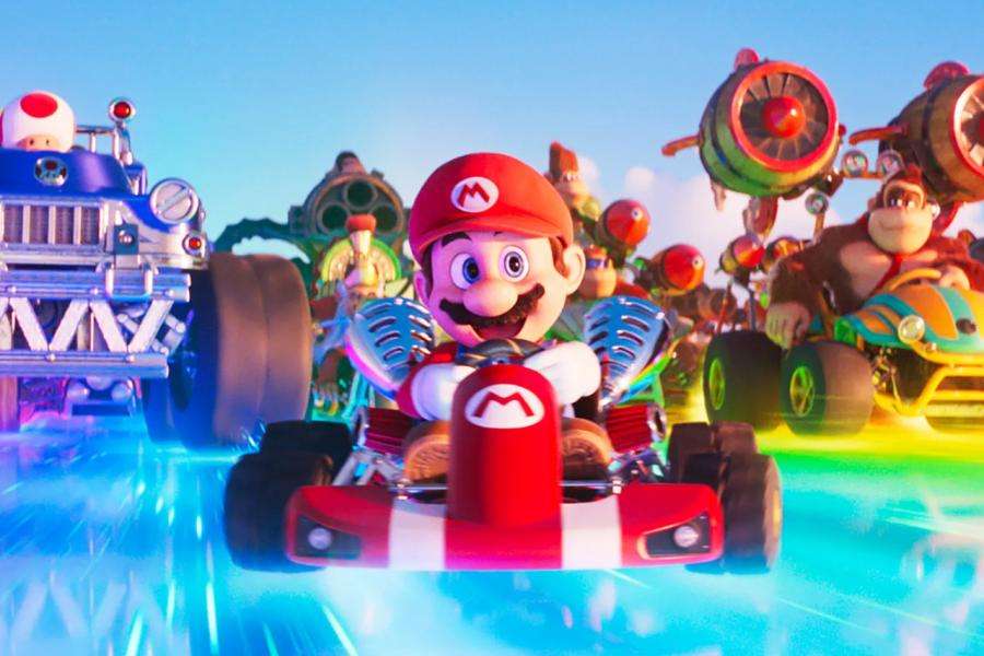 Imagen vibrante de Mario en un kart rojo liderando una carrera contra otros personajes como Toad y Donkey Kong en pistas resplandecientes en Mario Kart.